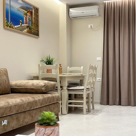 Beachfront Apartment With Balcony فلورا المظهر الخارجي الصورة