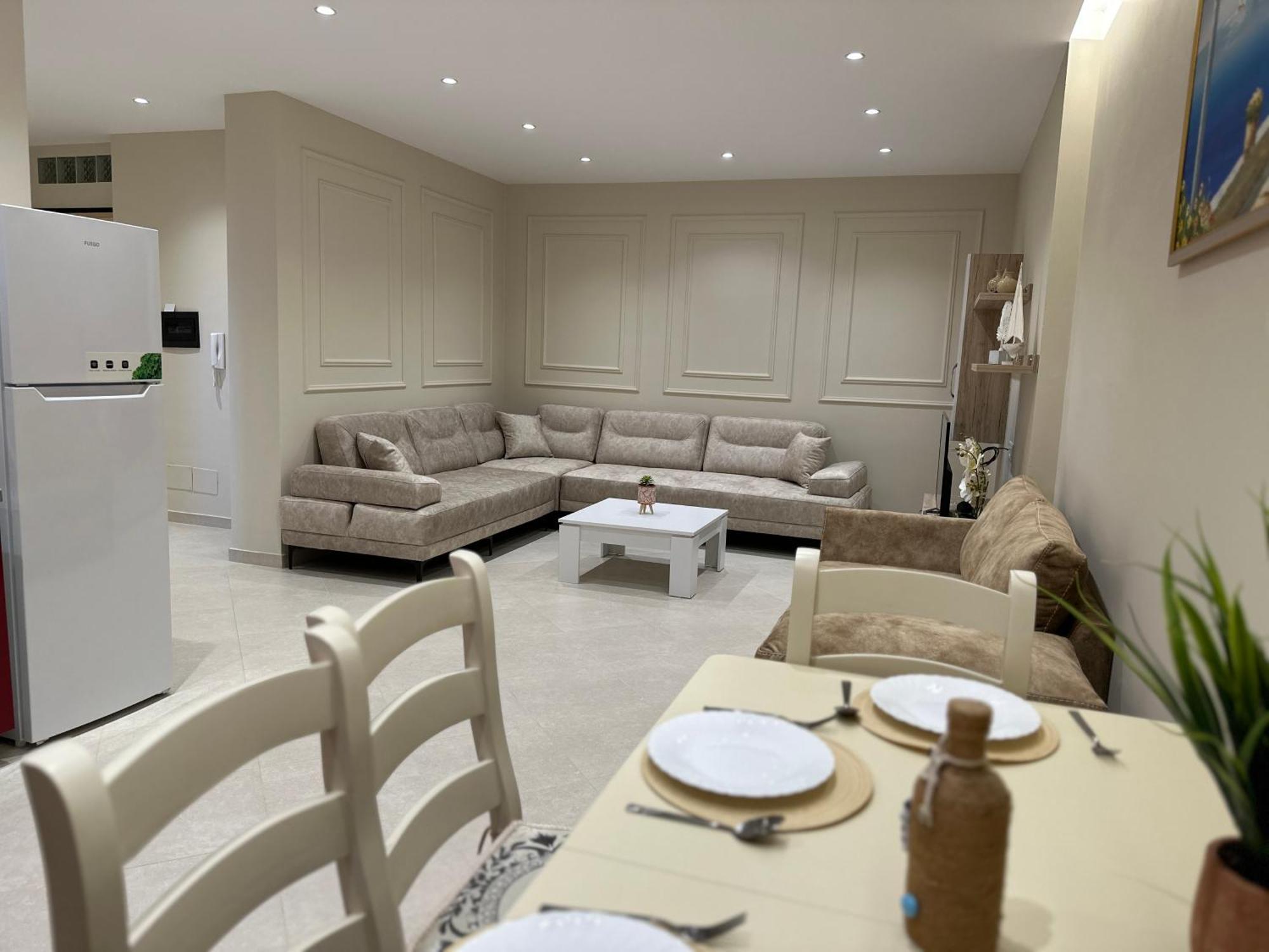 Beachfront Apartment With Balcony فلورا المظهر الخارجي الصورة